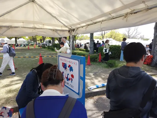 スタンプラリーポイントのテントに並ぶ参加者