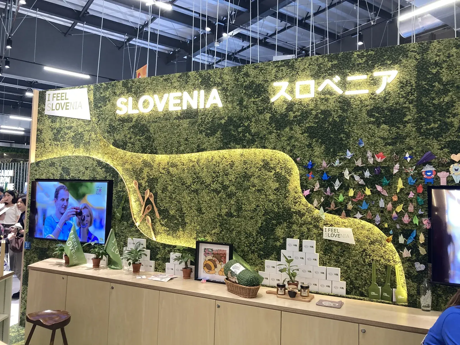スロベニア館の苔色の壁面に飾られた、色とりどりの折り鶴
