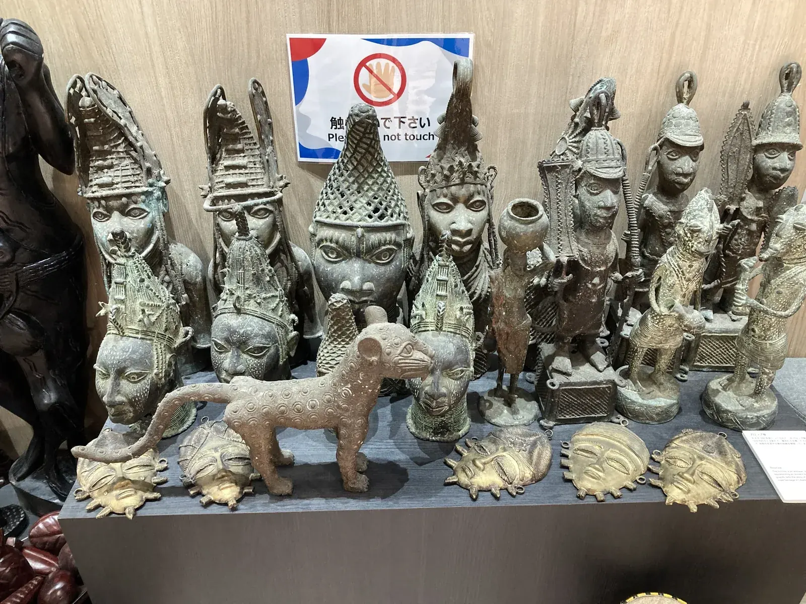 ナイジェリア館のベニン王国青銅像コレクション