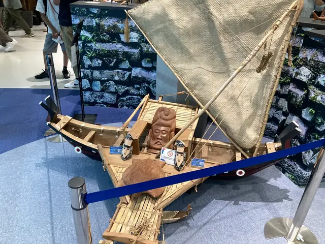 サモア館の伝統帆走カヌー（パオパオ）模型