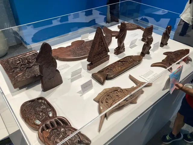 バルバドス館の精緻な木彫り作品群