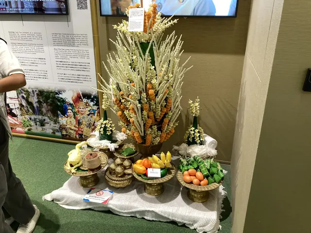 金の台に花と果物が盛られた伝統的な供物台