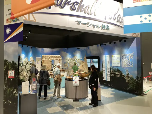 マーシャル諸島館の星座航法図と帆付きカヌー模型