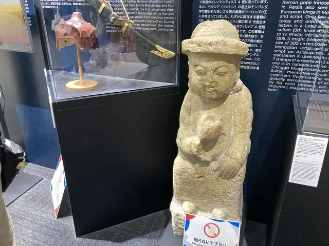 モンゴル館の遊牧民の墓標石像（バルバル）