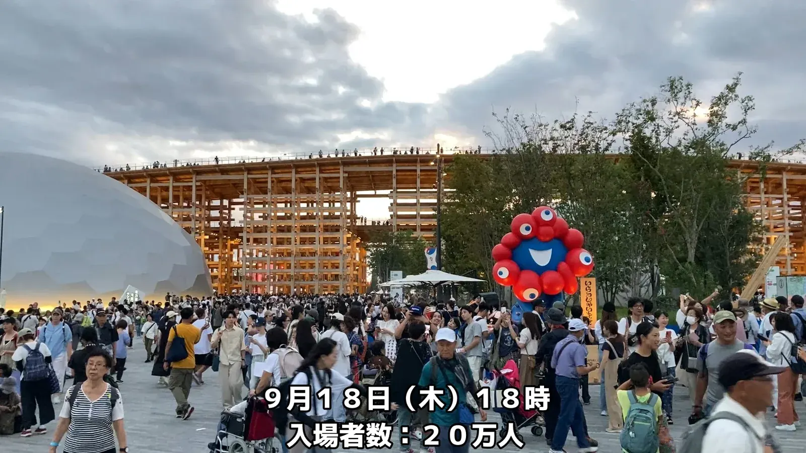 9月中旬の夕刻、20万人が来場した日の広場の人波