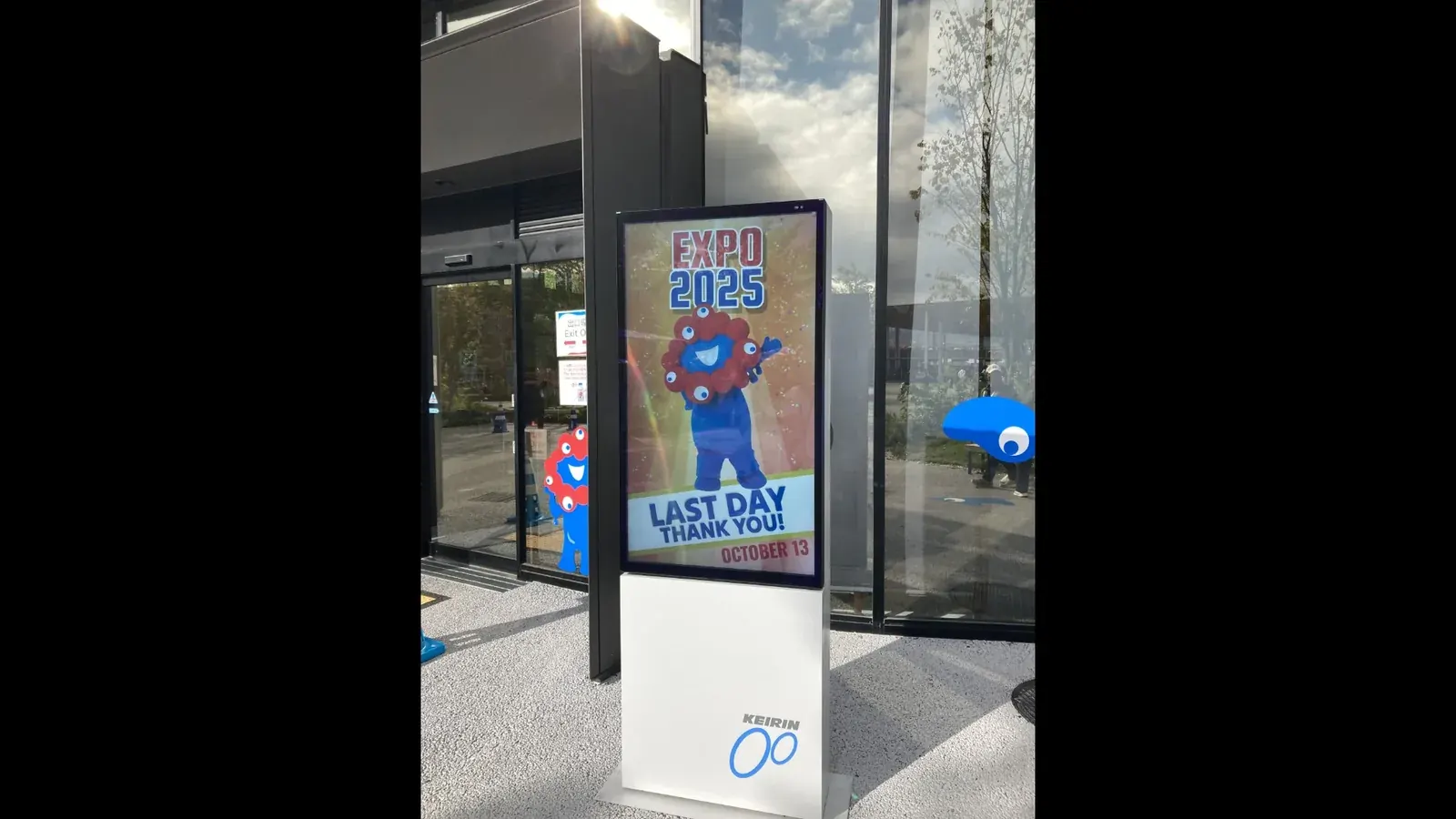 街頭サイネージに映るEXPO 2025「LAST DAY THANK YOU! OCTOBER 13」の画面