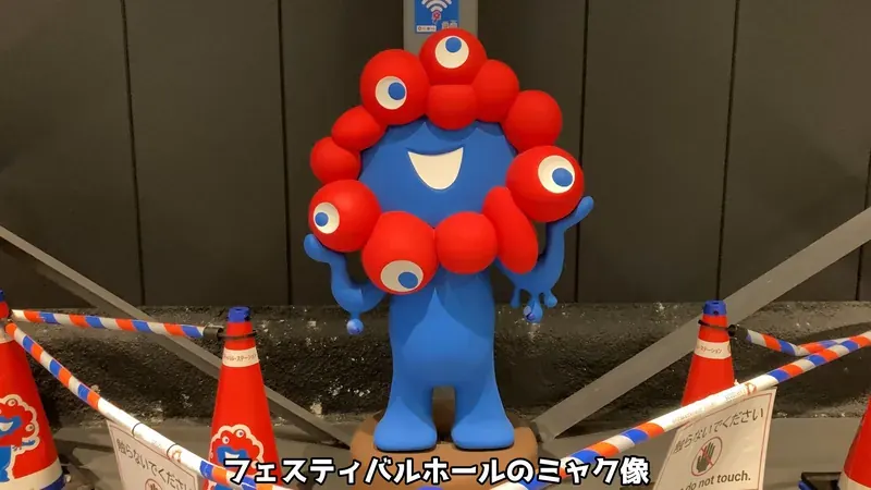 会場の屋内展示にいたミャクミャク（2025年・現地撮影）