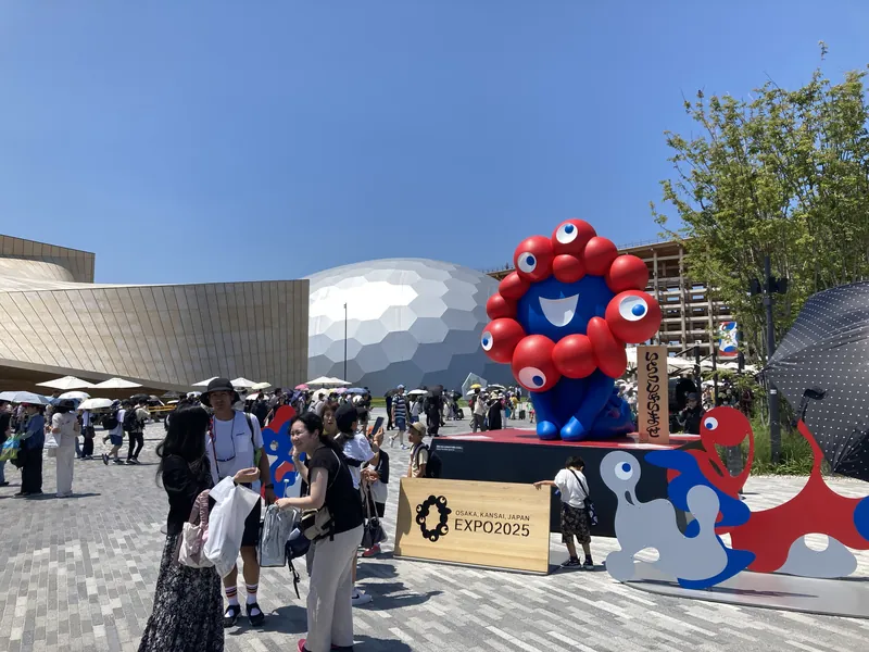 ミャクミャク特集 — 真夏の青空と EXPO 2025 のロゴ。みんな