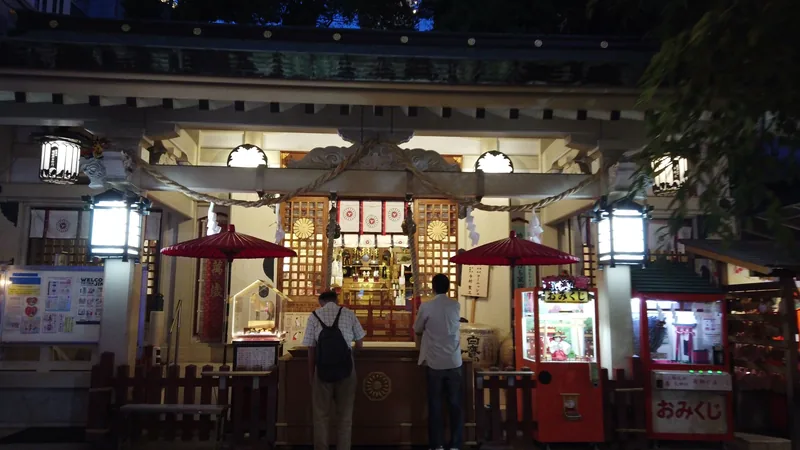 夕暮れの露天神社（お初天神）の拝殿
