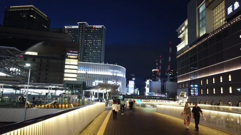 迷ったら地上へ。夜の歩行者デッキから見た大阪駅周辺