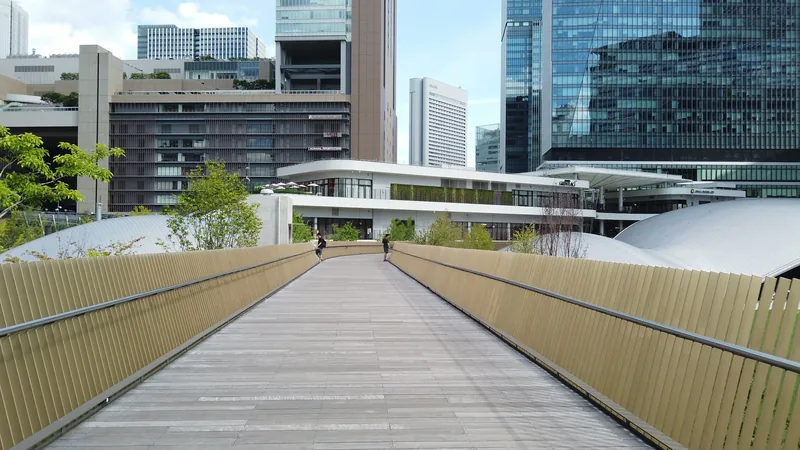 公園の上を渡る歩行者デッキ「ひらめきの道」