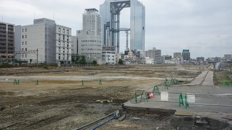 更地になった梅田貨物駅の跡地と梅田スカイビル（2014年）