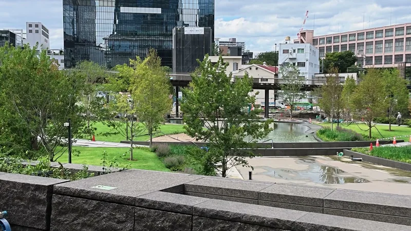 うめきた公園の水辺と植栽