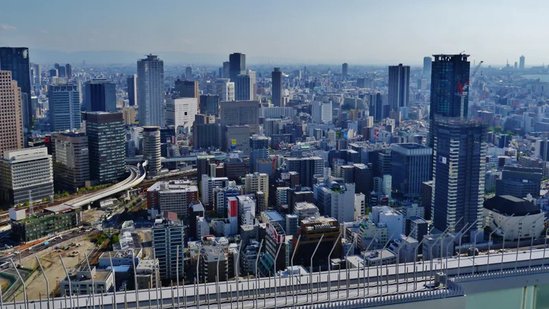 2018年、梅田スカイビルから見た梅田。手前にうめきた2期の工事用地が広がる