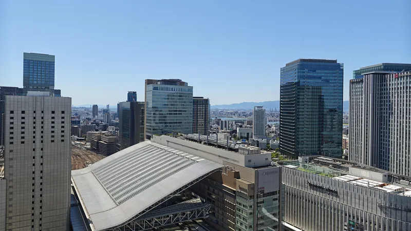 阪急グランドビルから見下ろしたJR大阪駅の大屋根
