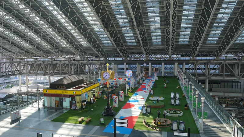 大屋根の下に広がる「時空の広場」