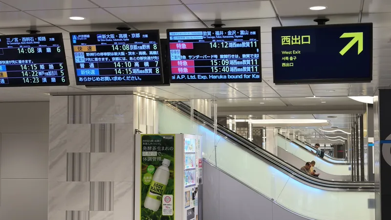 JR大阪駅の西出口を示す案内表示