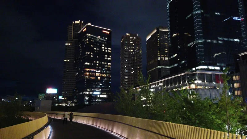 ひらめきの道から見た夜の高層ビル群