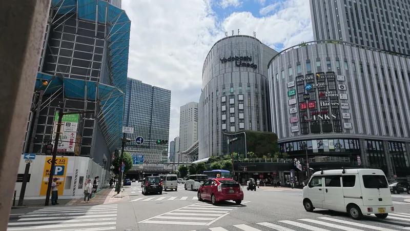 交差点越しに見るヨドバシ梅田とLINKS UMEDA