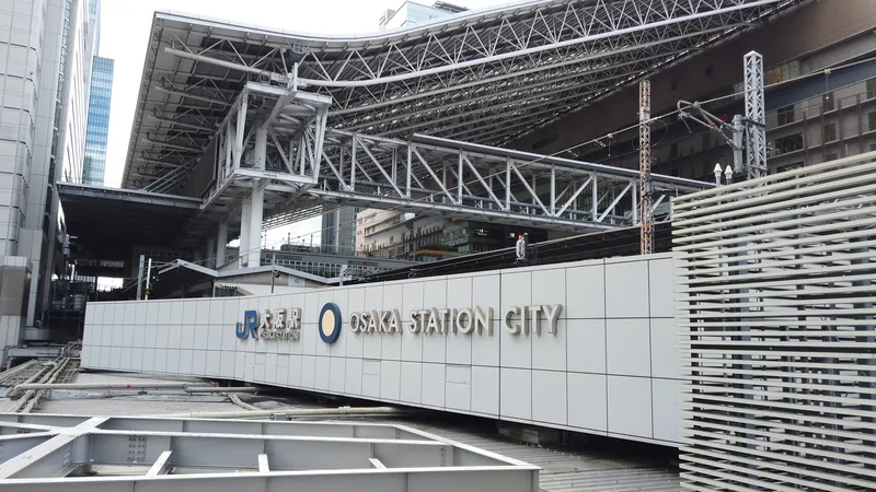 大阪ステーションシティの大屋根と「OSAKA STATION CITY」のサイン