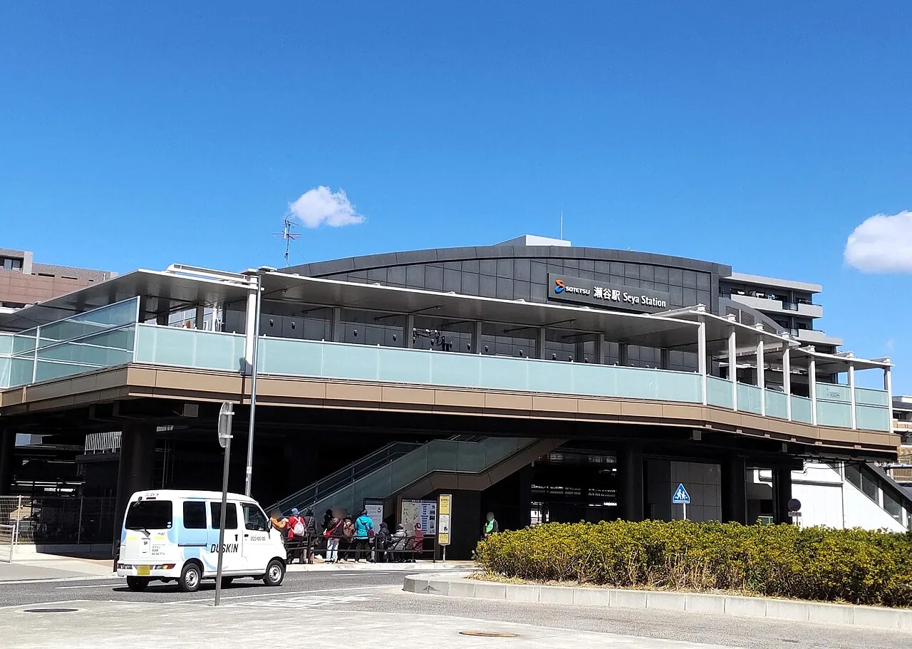 青空の下に建つ相鉄本線・瀬谷駅の駅舎