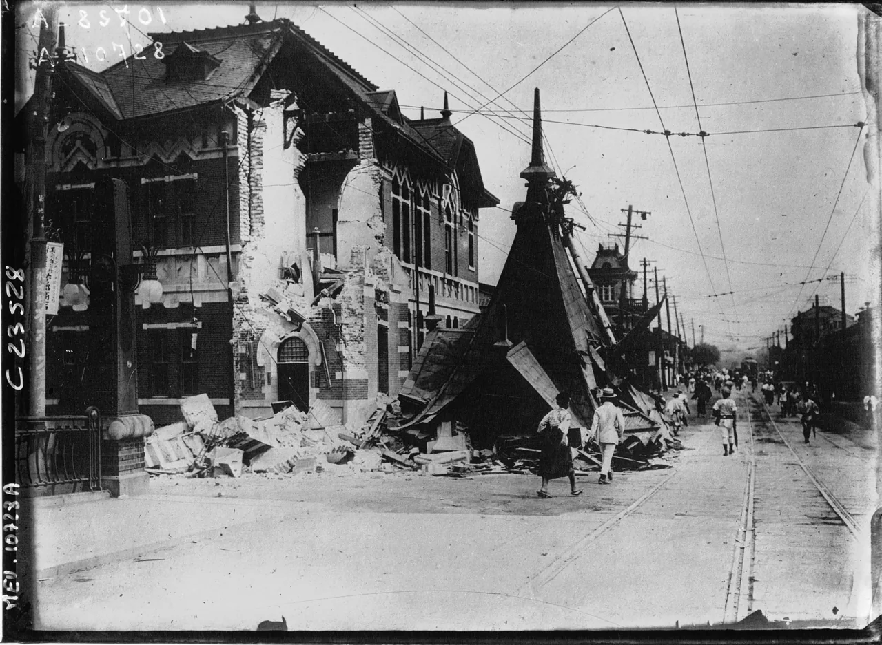 1923年の関東大震災で倒壊した東京の市街地を写した古写真
