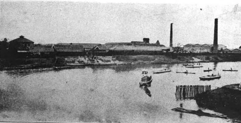 1908年の大阪紡績 四貫島工場の全景。煙突が並ぶ紡績工場の古写真