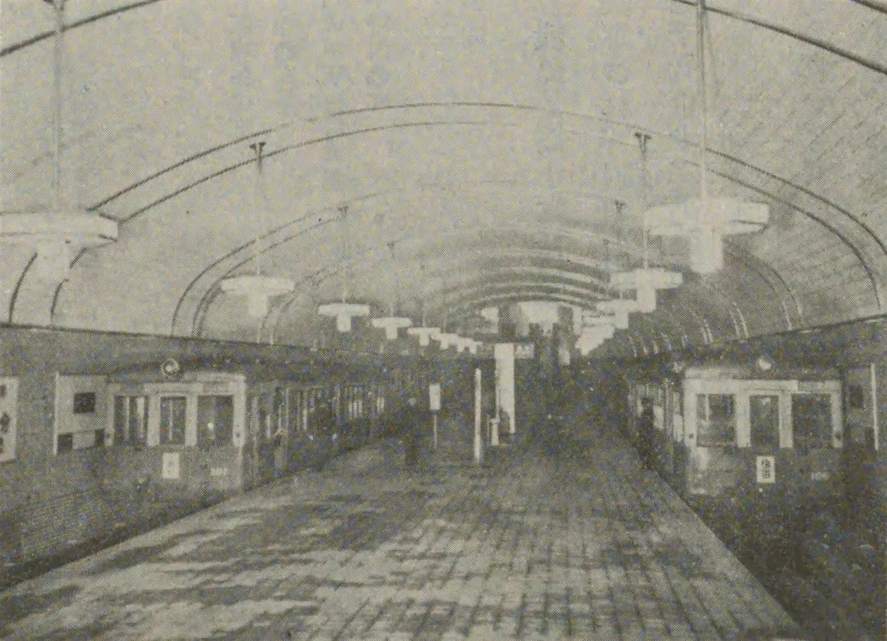 1935年頃の高速軌道 心斎橋停留場のホーム。長いホームと高い天井が見える古写真