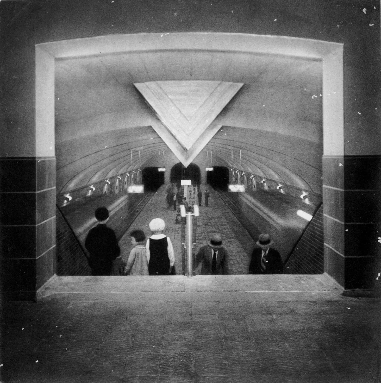 1933年ごろの大阪市営地下鉄 淀屋橋駅ホームの古写真。高い天井とアーチ状の構造が見える