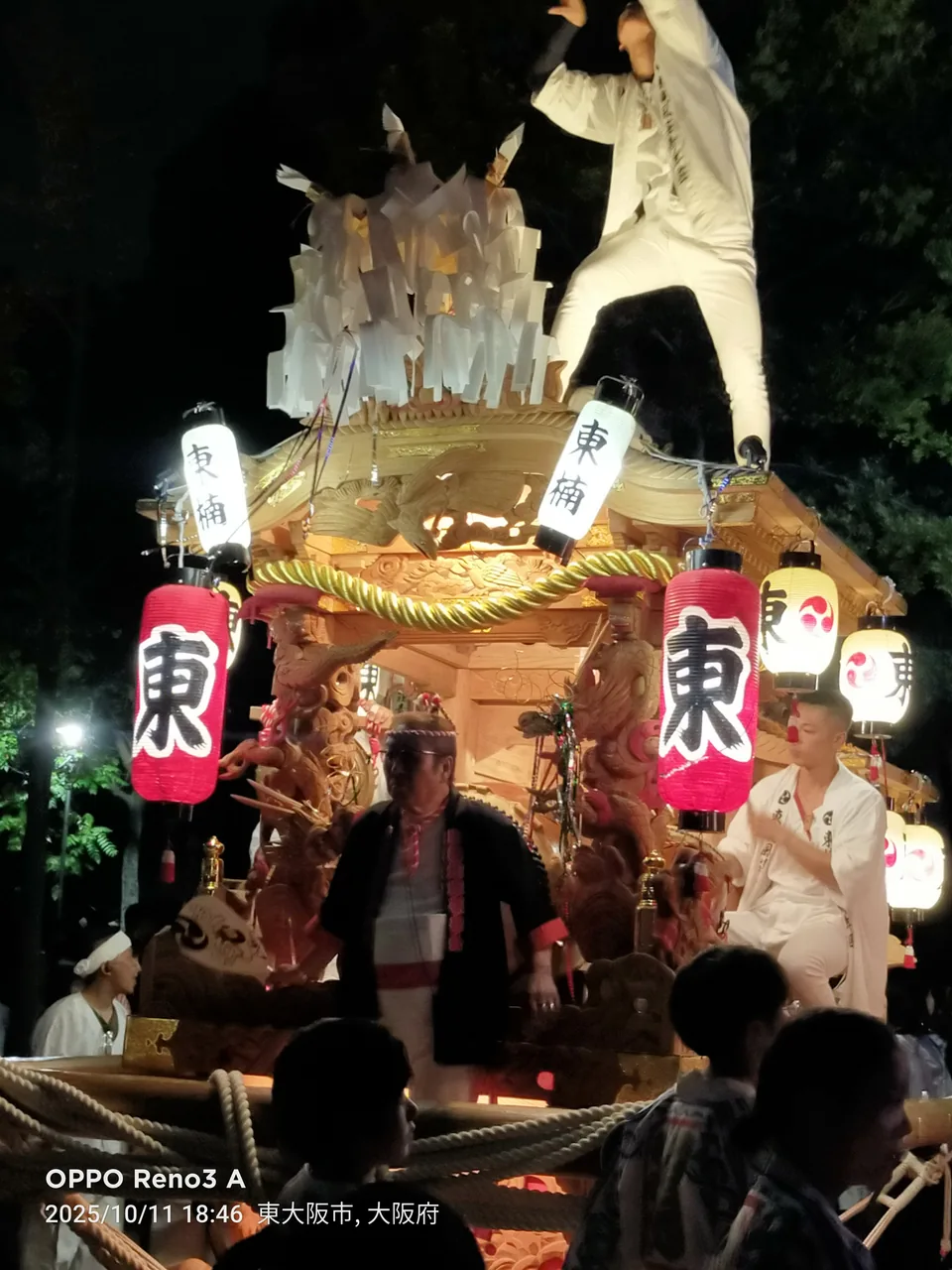 東大阪市鴻池のだんじり。反り上がった大屋根と彫刻が見える