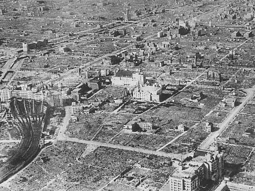 1945年の空襲後、焼け野原となった大阪市街を写した記録写真