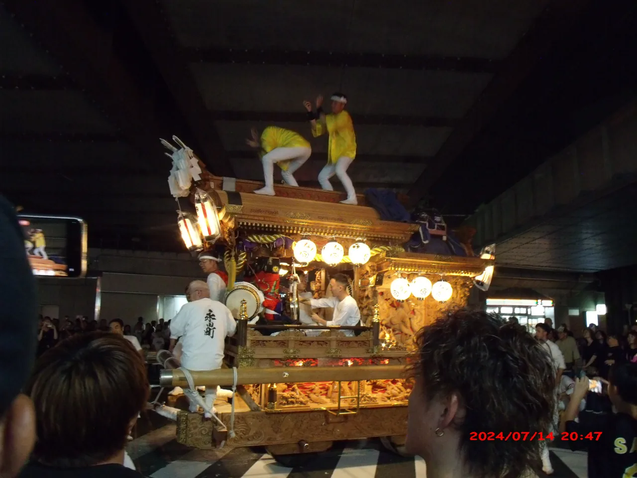 大阪市城東区鴫野の夏祭りで曳かれる上だんじり。大屋根が反り上がり、彫刻が施されている