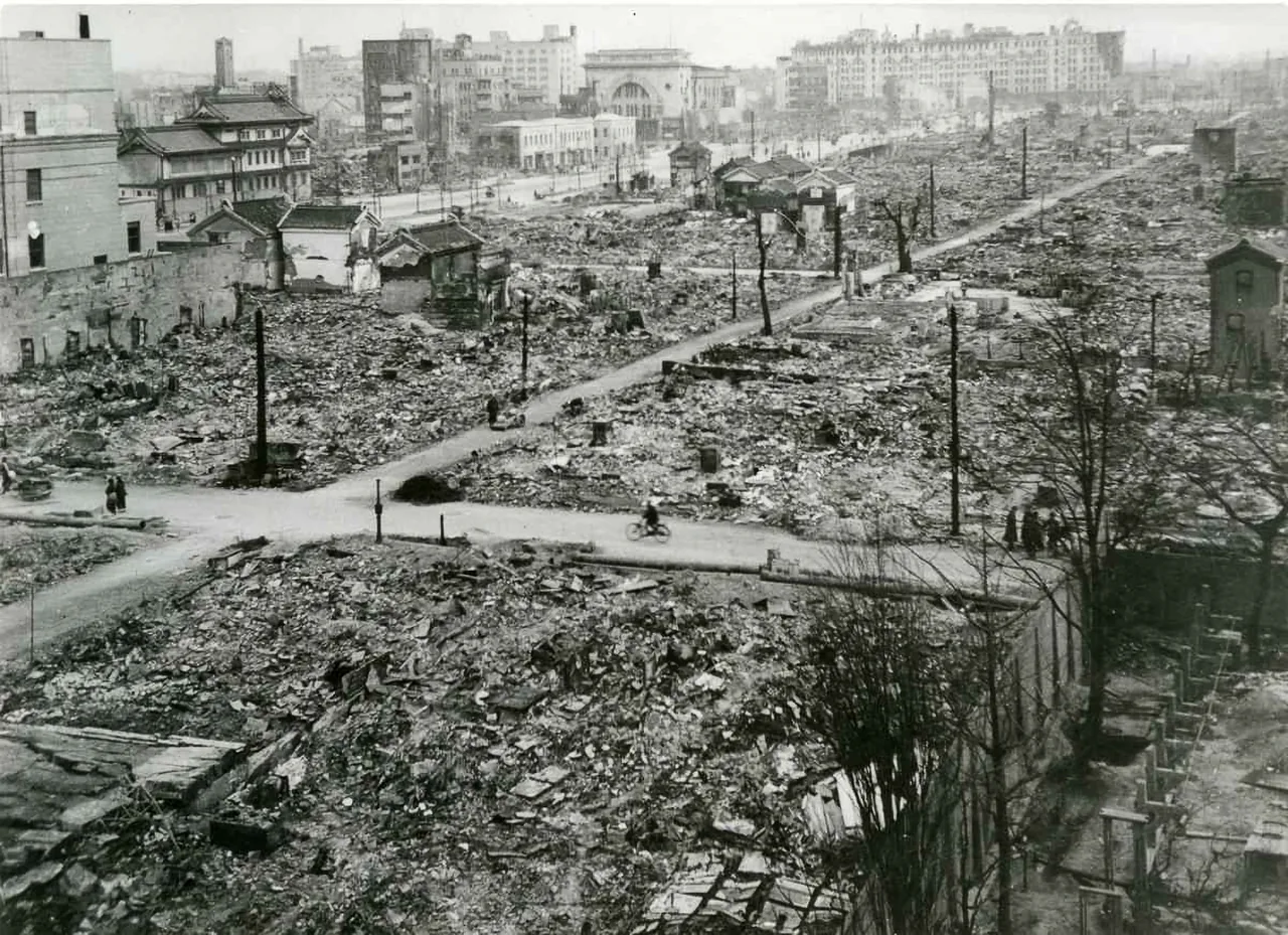 1945年の大阪大空襲後、心斎橋周辺の焼け跡を写した記録写真