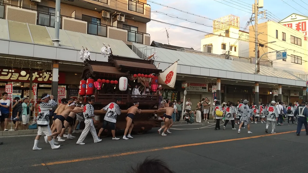 吹田のだんじり祭で曳かれるだんじり。摂津エリアの上だんじり