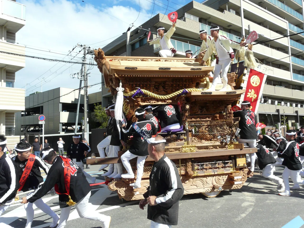 堺市津久野地区のだんじり祭。堺型の上地車が曳かれている