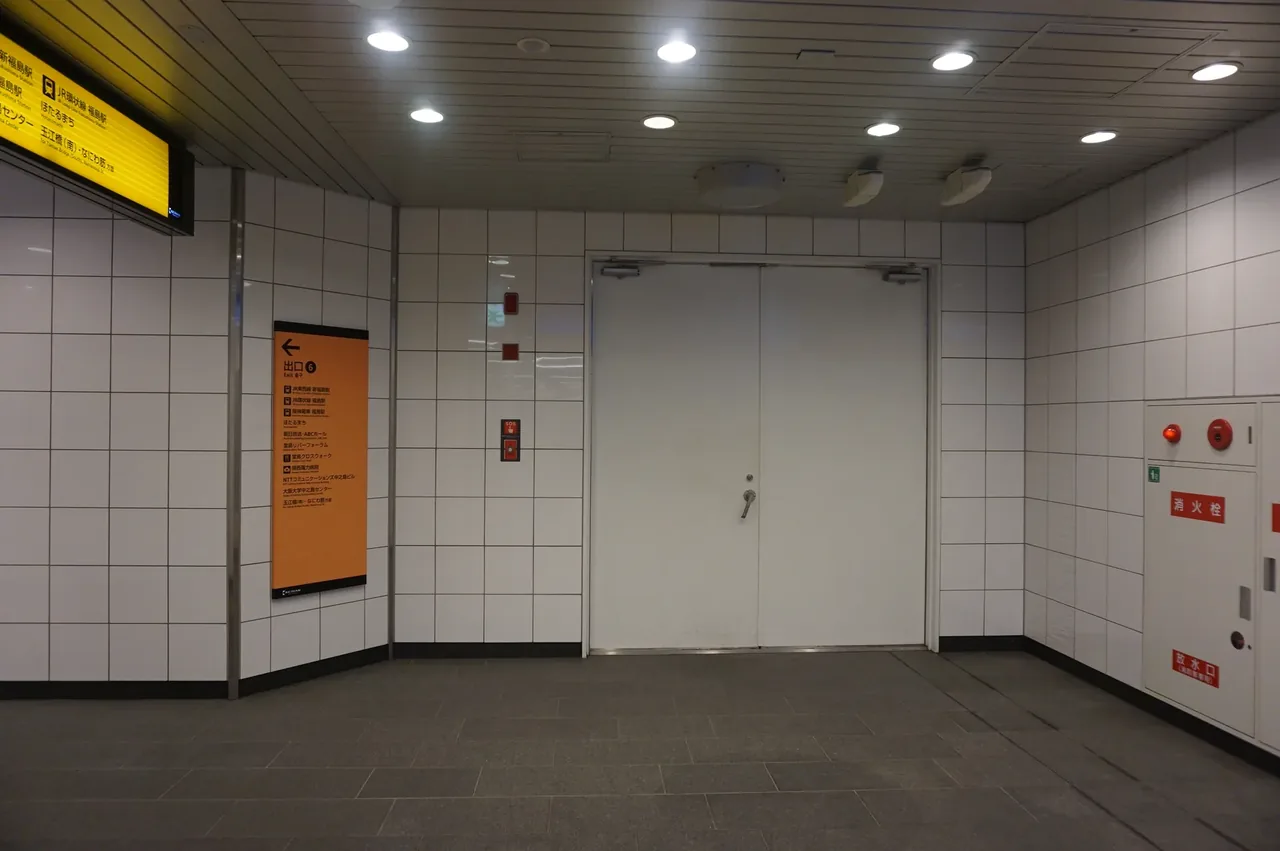 中之島駅のなにわ筋線通路予定地。仮囲いの奥に将来の接続部が用意されている