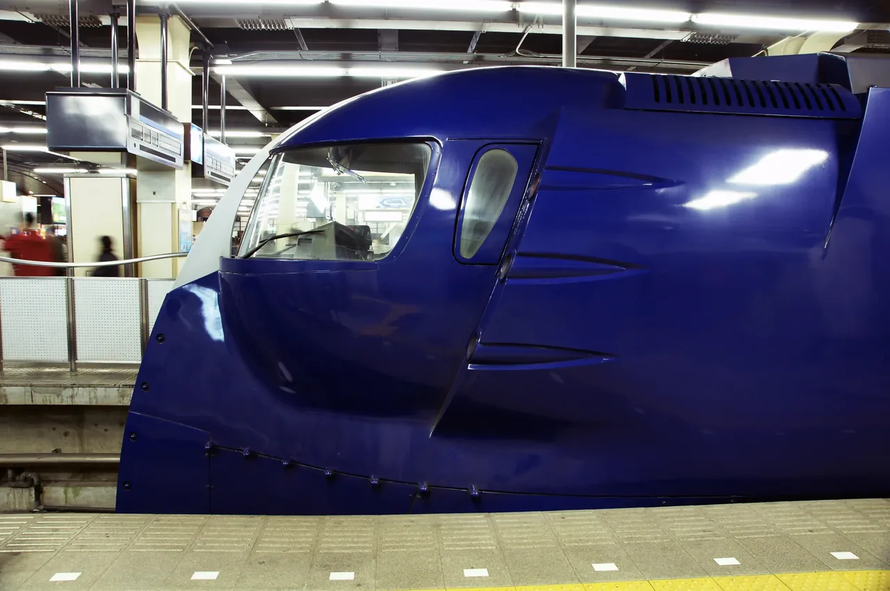 南海50000系ラピートの先頭部。青い流線型の車体