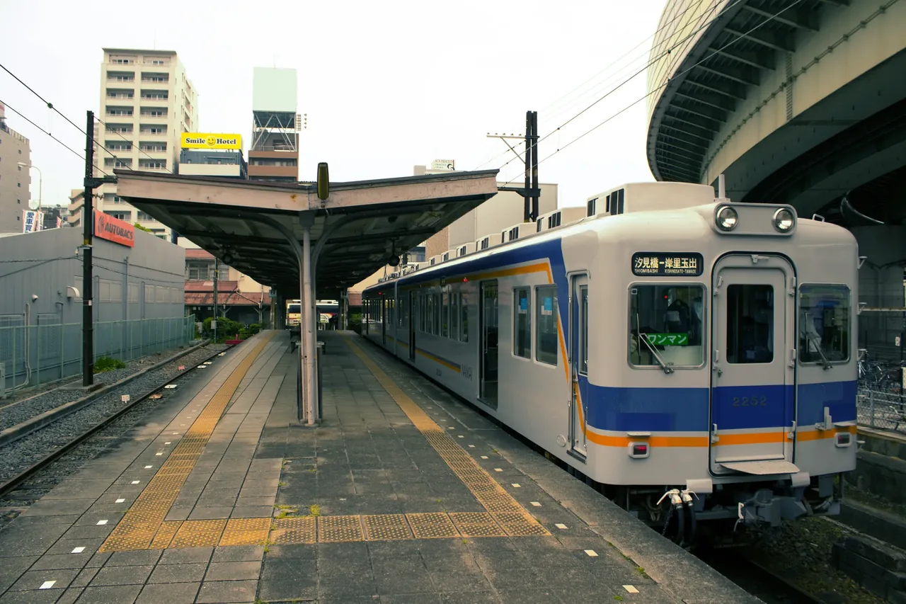 南海汐見橋駅のホームに停まる2両編成の電車