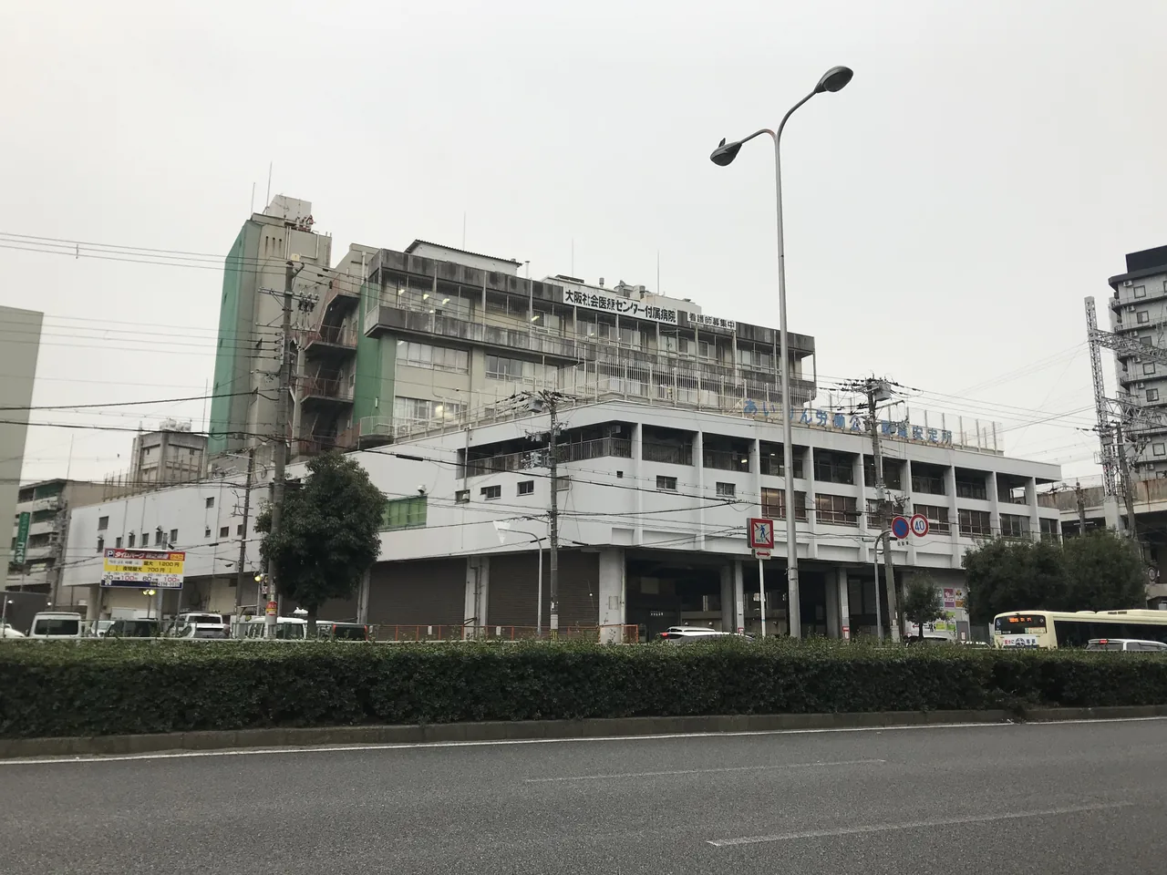 閉鎖後の旧あいりん総合センターの外観。1970年に開設された鉄筋コンクリートの大きな建物
