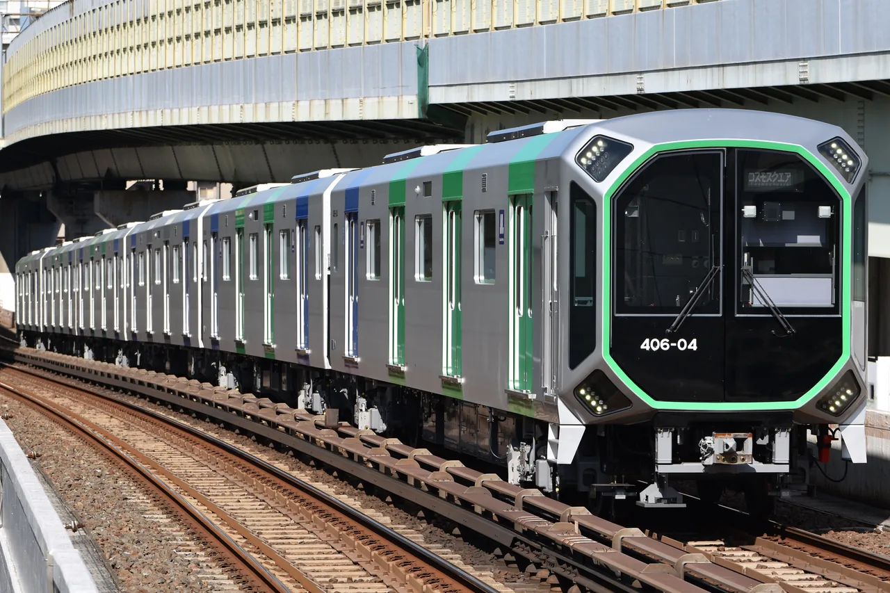Osaka Metro中央線の400系電車の外観。宇宙船のような前面形状