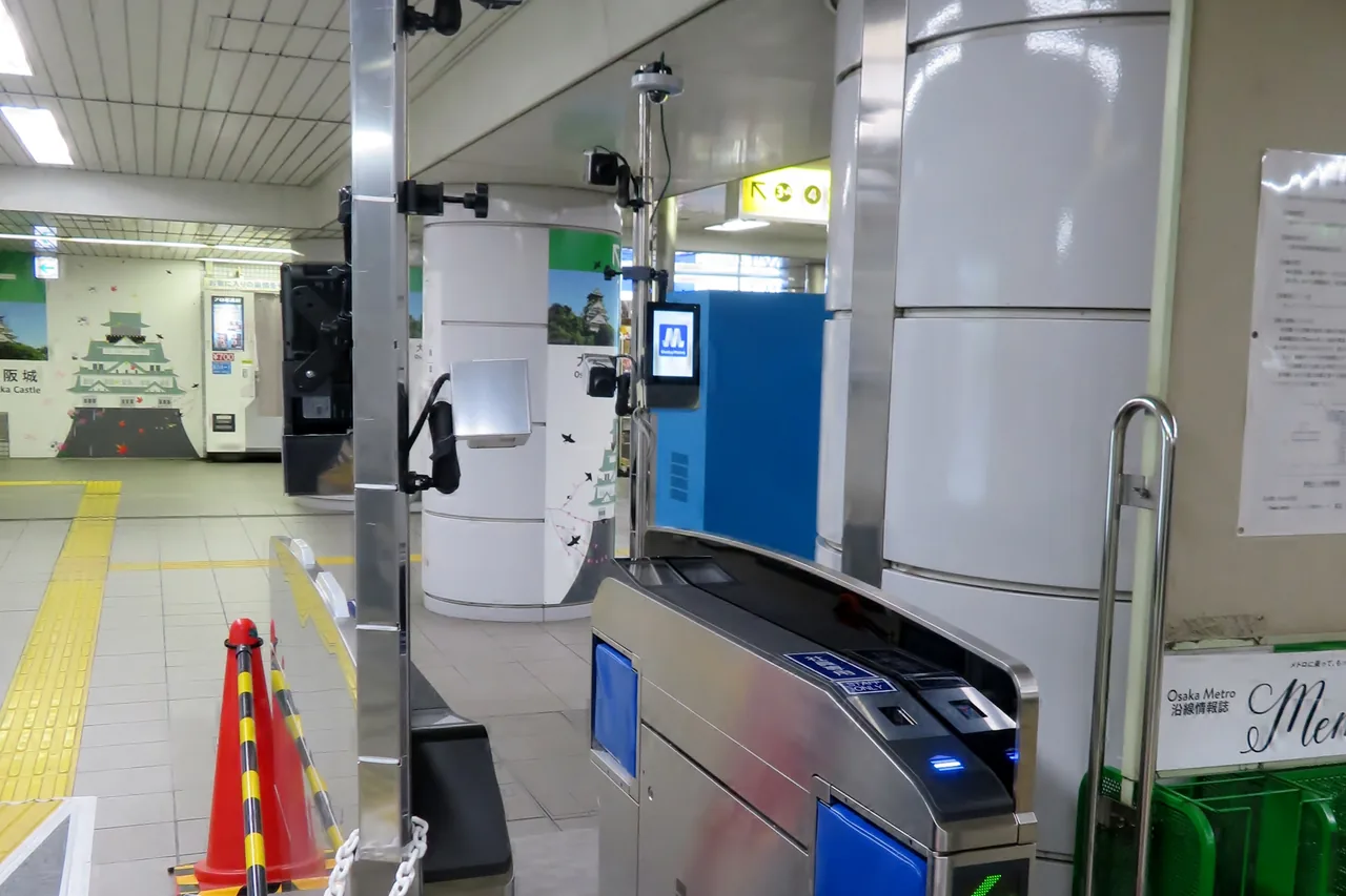 Osaka Metro森ノ宮駅に設置された顔認証対応の自動改札機とカメラ