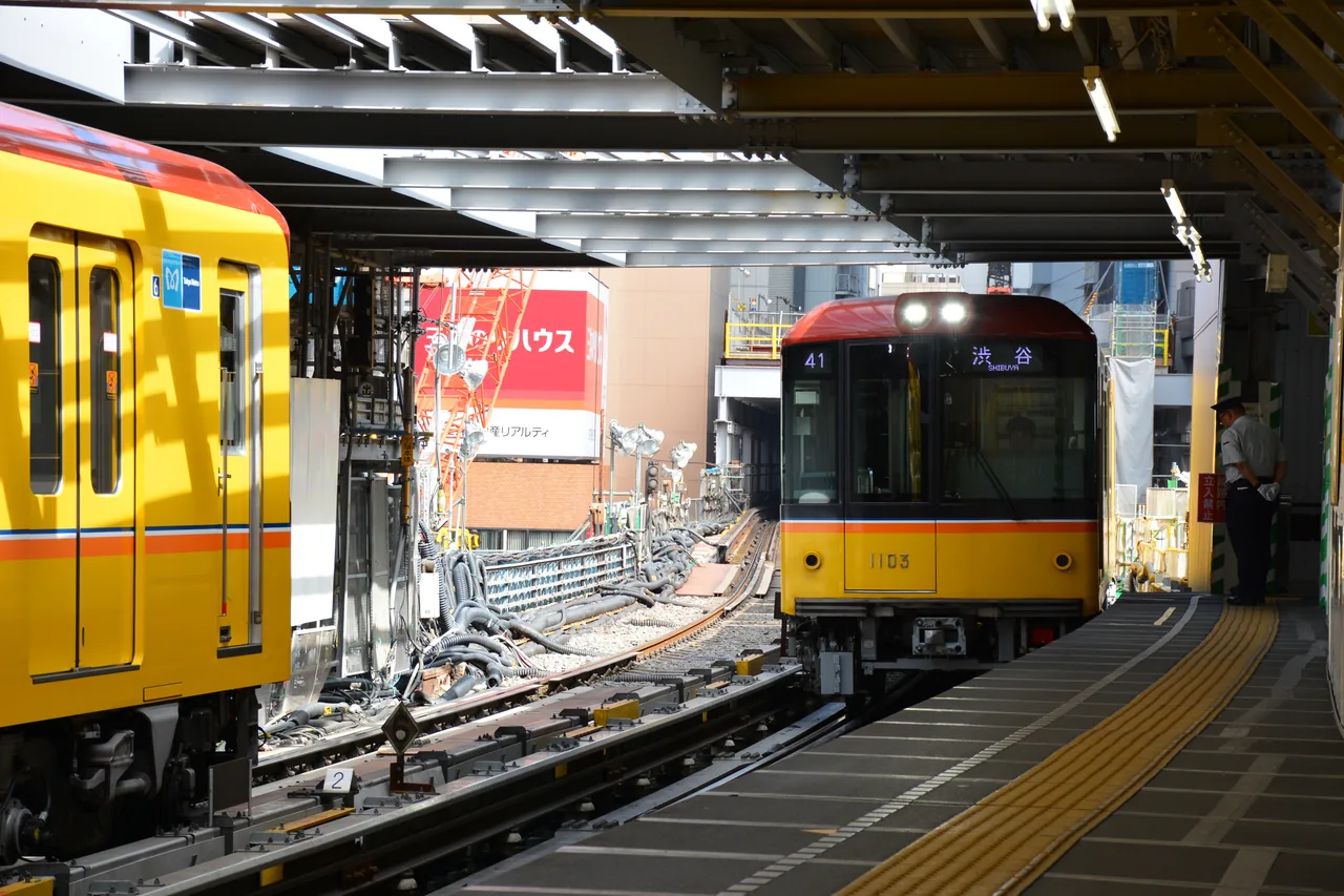 東京メトロ銀座線1000系電車が渋谷駅に停車している写真