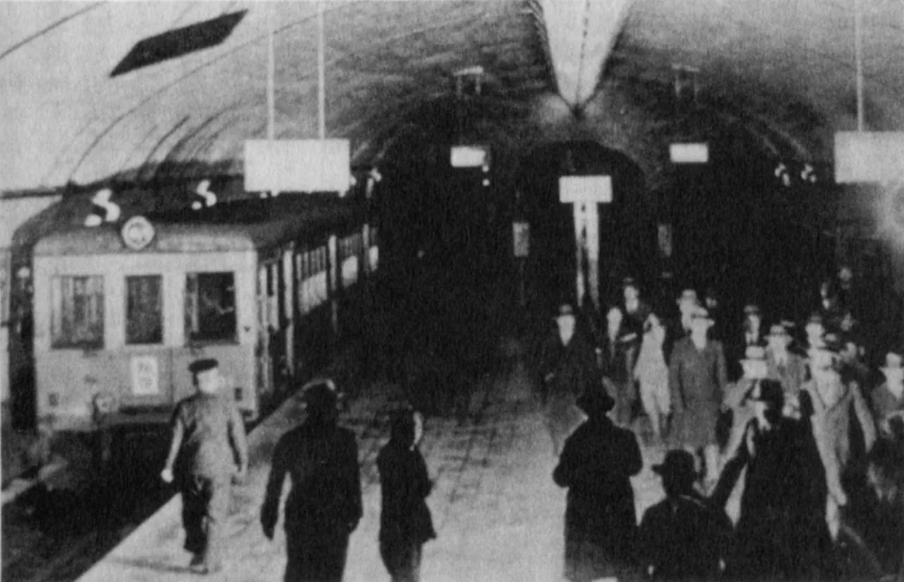 1933年開業当時の大阪市営地下鉄 淀屋橋駅。アーチ天井のホームと帽子をかぶった乗客