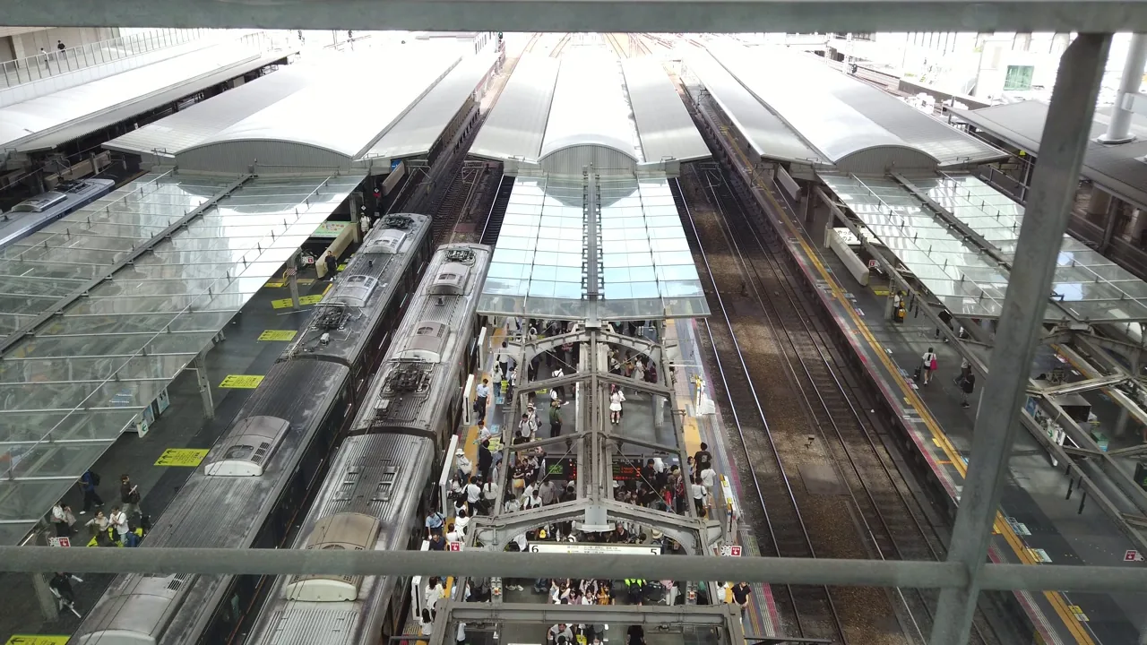 時空の広場から見下ろしたJR大阪駅のホームと屋根