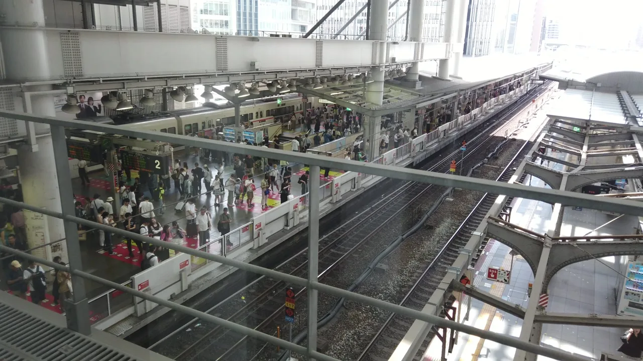JR大阪駅のホームと線路を上から見下ろした写真