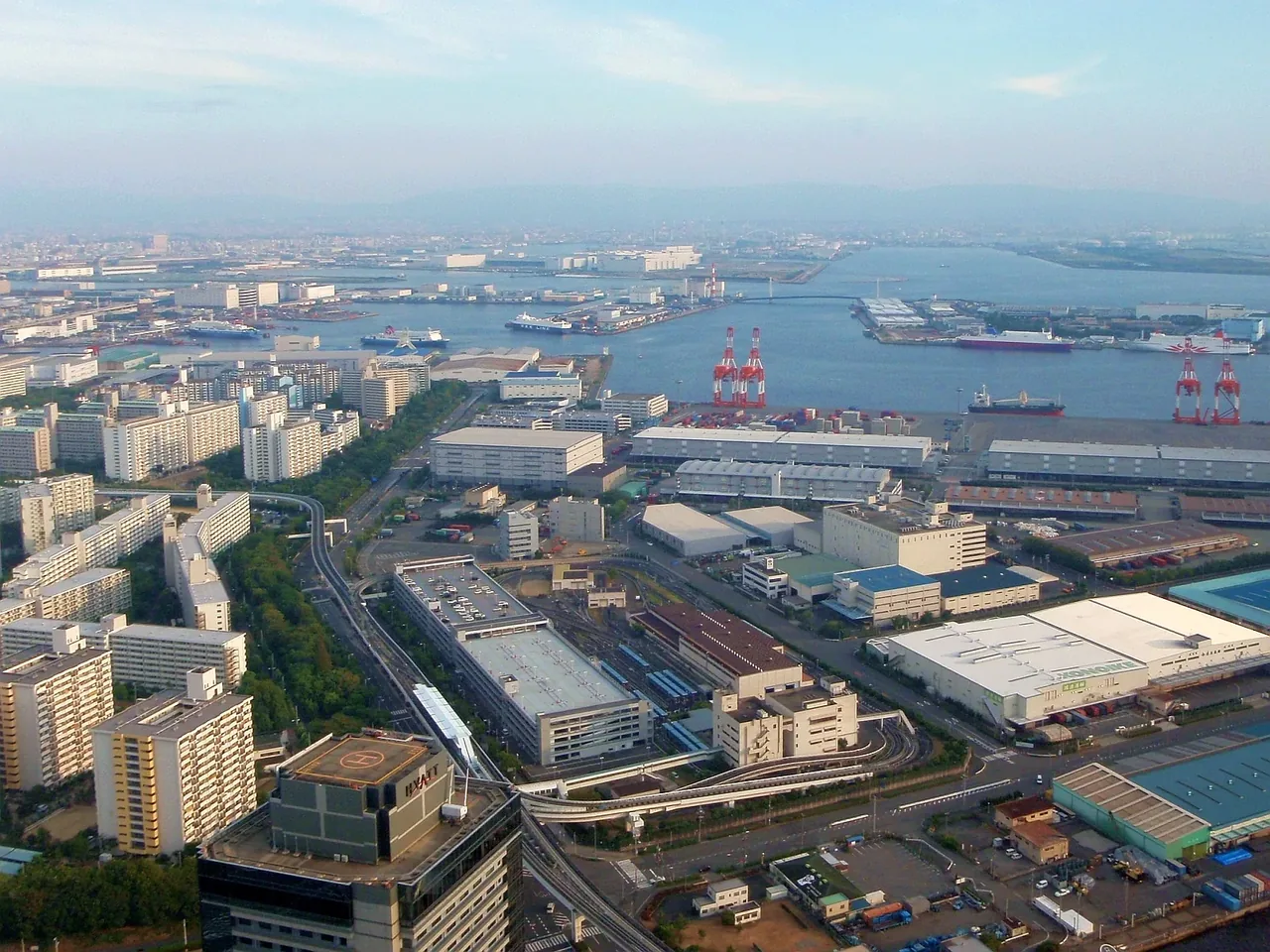咲洲庁舎から見た大阪南港の俯瞰。埋立地と運河、埠頭が広がる