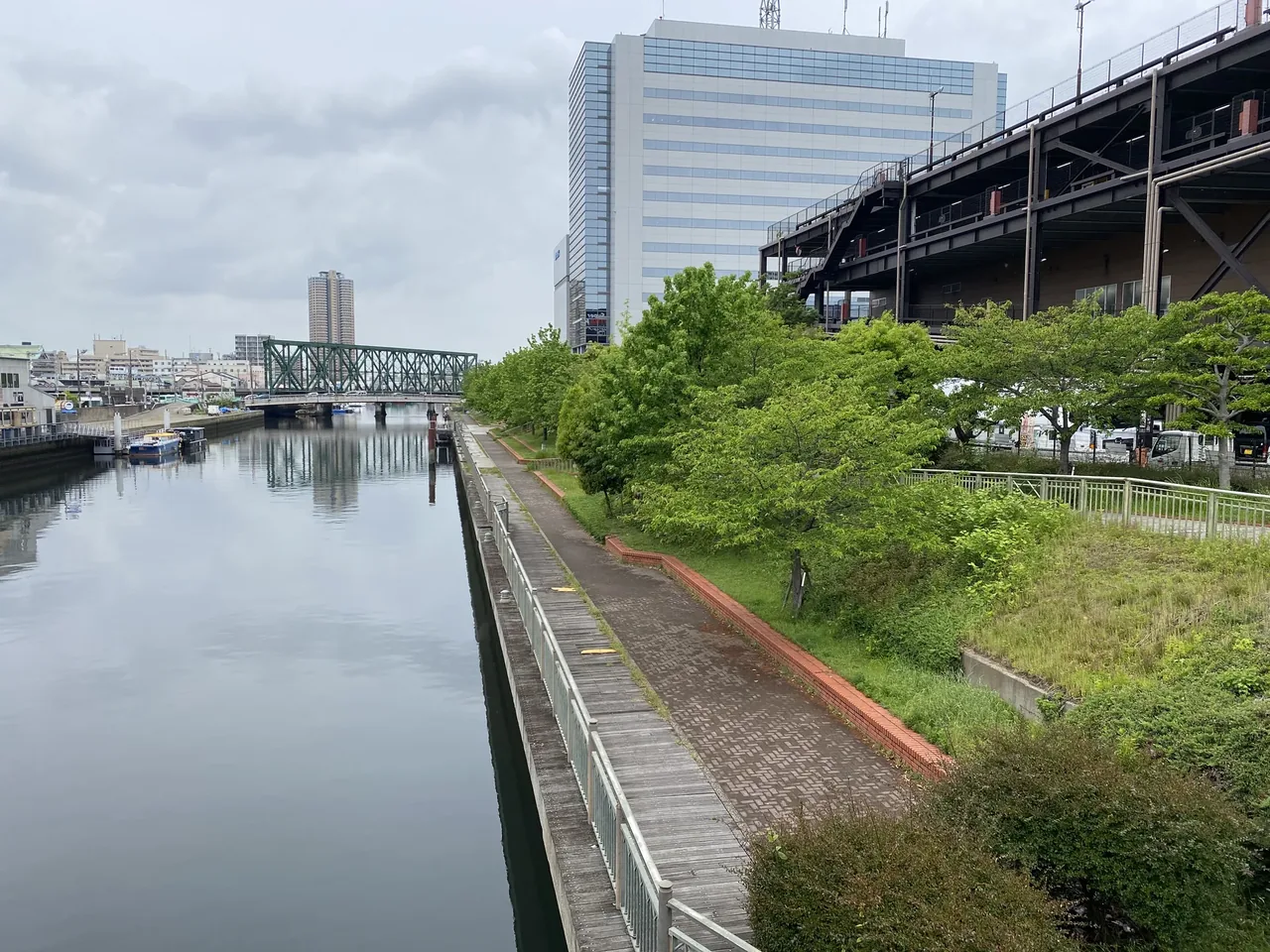 大阪市尻無川の高規格堤防。コンクリートの護岸が川沿いに続く